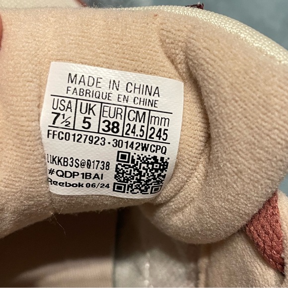 Reebok women’s 7.5 *only worn once* - Picture 4 of 4